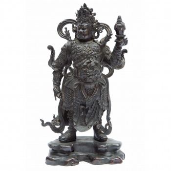 Een Chinese bronzen figuur van Dhanada